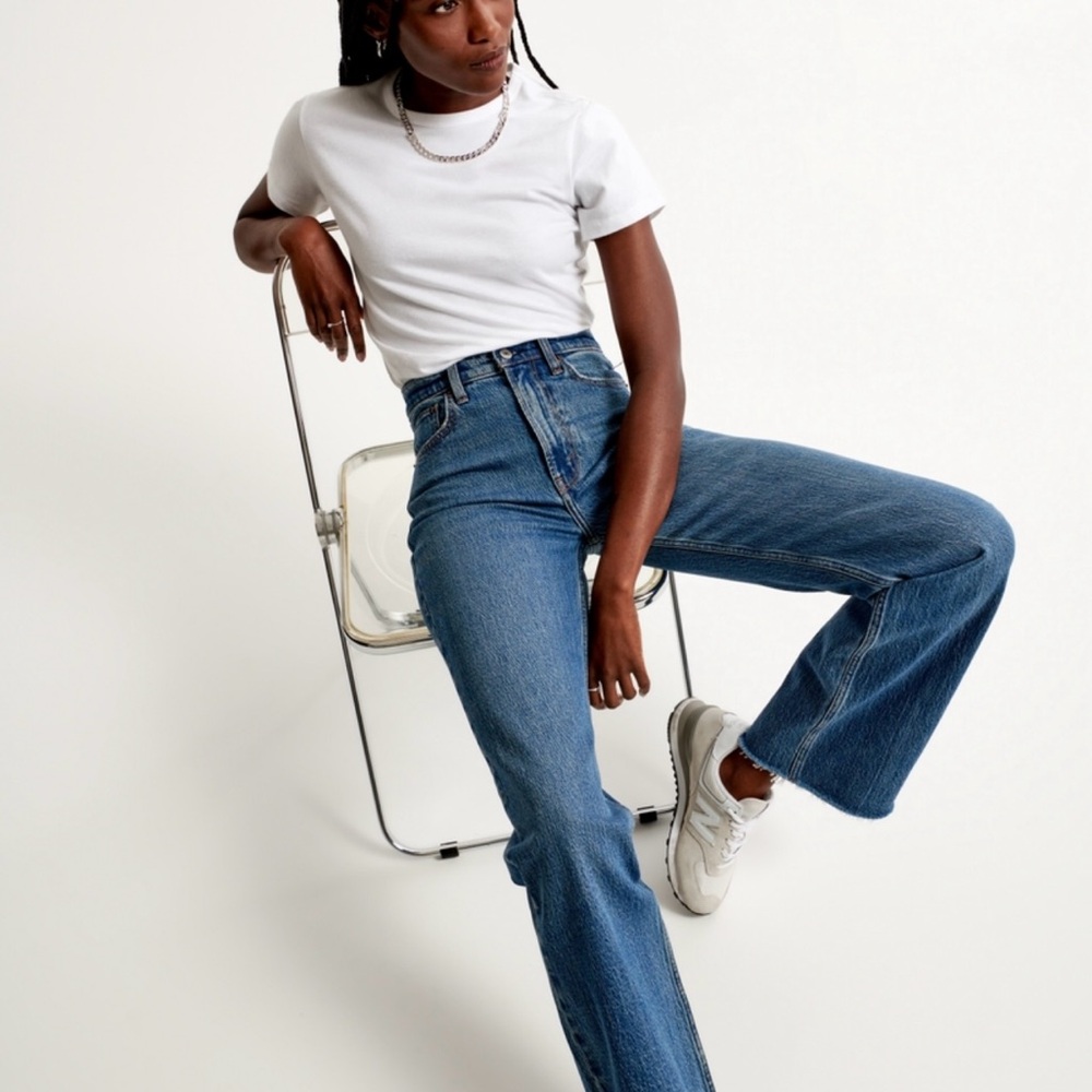 Abercrombie‎ & Fitch The ‘90s Relaxed Jean Medium Wash Raw Hem Size 4 Short 27